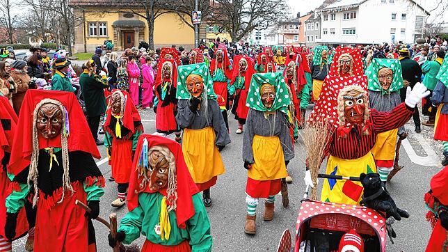 Die Jubilare der Schellenberg-, Stadt- und Rebberghexen aus Grüningen führen am Sonntag den großen Umzug gemeinsam an.