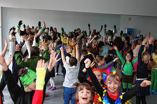 In der Aula der Grundschule Pfaffenweiler feiern die Kinder die Schülerbefreiung durch die Wolfbach-Rolli.
