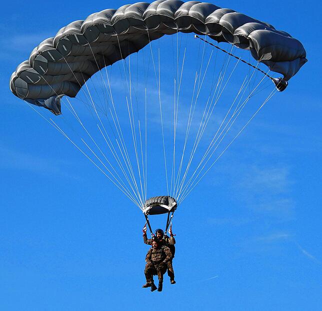 Mit einem Tandem-Sprung verabschiedete sich Oberst Schmand von seiner Truppe.