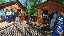 Mitte im Wald und der Natur: Das Interesse an den Stelzenhäusern des Wildniscamps in Häusern war groß. Foto: Christiane Sahli