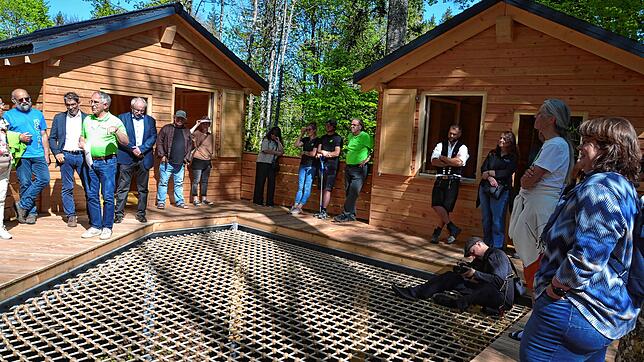 Mitte im Wald und der Natur: Das Interesse an den Stelzenhäusern des Wildniscamps in Häusern war groß. Foto: Christiane Sahli