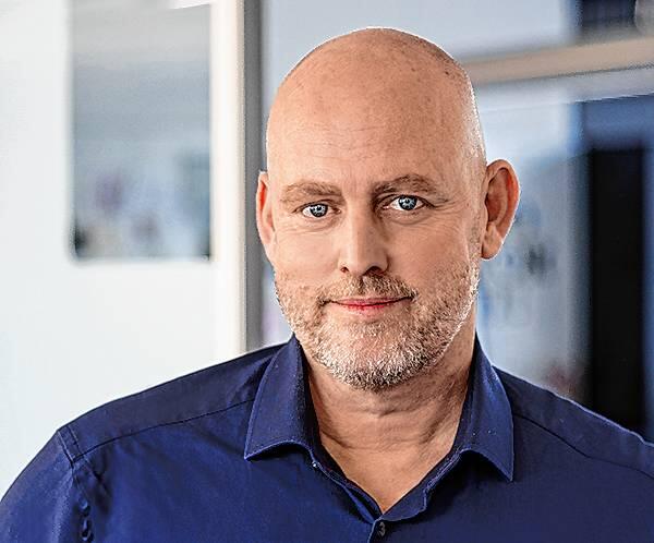 Jochen Rädeker ist Professor für Kommunikationsdesign, Corporate Identity und Corporate Design an der HTGW Konstanz.