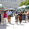 Breite Gänge zwischen den Ständen laden zum Einkaufen, Schauen und Bummelnein : Nach dem Umbau fand der Singener Wochenmarkt zum ersten ...