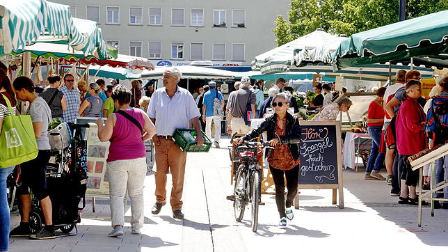 Breite Gänge zwischen den Ständen laden zum Einkaufen, Schauen und Bummelnein : Nach dem Umbau fand der Singener Wochenmarkt zum ersten ...
