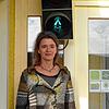 Katrin Lücke vor dem Eingang der Höri Apotheke. Die Ampel soll ihren Kunden anzeigen, wann das Geschäft zu voll ist.
