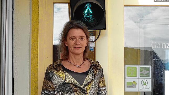Katrin Lücke vor dem Eingang der Höri Apotheke. Die Ampel soll ihren Kunden anzeigen, wann das Geschäft zu voll ist.