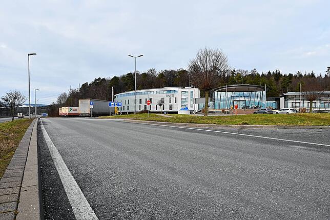 Noch fehlt von dem geplanten Solardach an der Rastanlage Hegau Ost jede Spur. Doch über diese Fahrbahn, soll es errichtet werden.