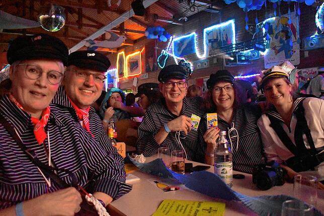 Passend gekleidet zum Motto des Buntens Abends: Der Ala-Bock in Hamburg am Tor der Welt. Von links Berit und Mike Hauptmann, Marco und ...