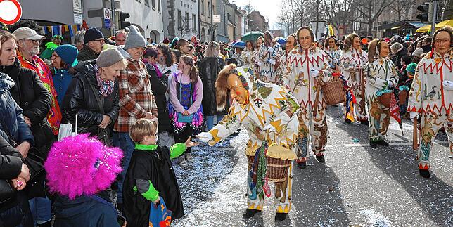 (Archivbild) Die Alt Konstanzer Hanselezunft beim Konstanzer Fasnachtsumzug am 11. Februar 2024. Die Zunft wird sicher auch 2025 süße ...
