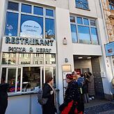 War beim fasnächtlichen Treiben auf der Marktstätte ein beliebtes Ziel, um sich zu stärken: Das Coban‘s neben der Eisdiele Nicoletti.