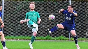 Traumtor: Aaron Reiss (links, gegen Pasquale Oddo) krönte den erneut starken Auftritt des FC Zell beim SV Blau-Weiß mit einem ...