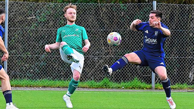 Traumtor: Aaron Reiss (links, gegen Pasquale Oddo) krönte den erneut starken Auftritt des FC Zell beim SV Blau-Weiß mit einem ...