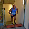 Die letzte Stufe erklimmt Frank Götze beim Towerrun im Rottweiler Aufzugstestturm. Bild: Roland Sprich