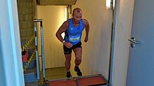 Die letzte Stufe erklimmt Frank Götze beim Towerrun im Rottweiler Aufzugstestturm.