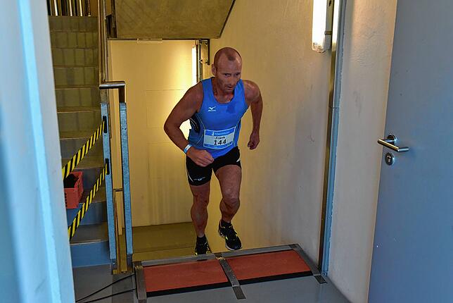 Die letzte Stufe erklimmt Frank Götze beim Towerrun im Rottweiler Aufzugstestturm.