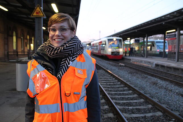 Wie Barbara Zinke, Projektleiterin des Umbaus von der Bahn, beim Rundgang erläutert.