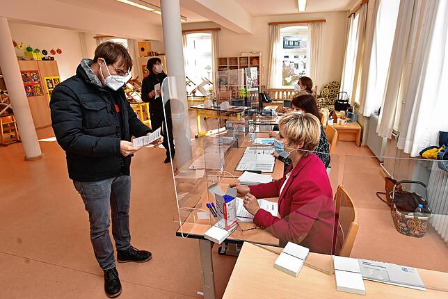 Landtagswahl im Städtedreieck: Im Wahllokal „Schule“ in Allmendshofen büffeln normalerweise Grundschüler im Unterricht. Für ...