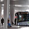 Ein Stadtbus steht am Zentralen Omnibus-Bahnhof (ZOB) in Singen.