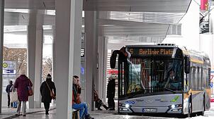 Ein Stadtbus steht am Zentralen Omnibus-Bahnhof (ZOB) in Singen.