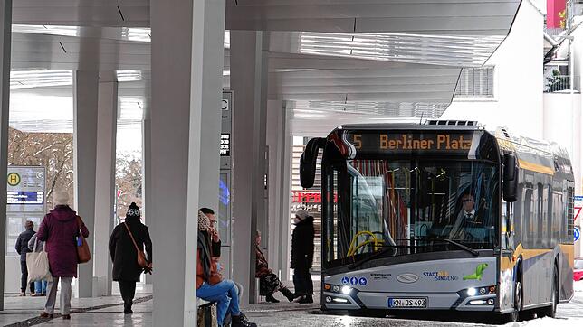 Ein Stadtbus steht am Zentralen Omnibus-Bahnhof (ZOB) in Singen.