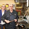 Wirt und Koch Klaus Haschlar und seine Ehefrau Claudia Geiß stehen in der Küche des Allensbacher Traditionsrestaurants Alet-Stüble. Am ...