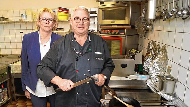 Wirt und Koch Klaus Haschlar und seine Ehefrau Claudia Geiß stehen in der Küche des Allensbacher Traditionsrestaurants Alet-Stüble. Am ...