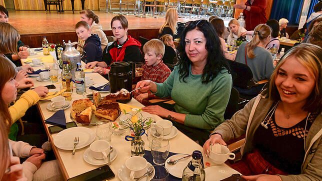 Mit einer Einladung zu Kaffee und von den Landfrauen gebackenem Kuchen werden die aus der Ukraine Geflüchteten, die seit kurzem in St. ...