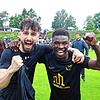 Pure Freude: Ardian Neziri (links) und Oumar Coulibaly vom ESV Südstern Singen, der nach dem 4:1-Sieg gegen den SV Laufenburg in die ...