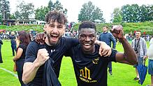 Pure Freude: Ardian Neziri (links) und Oumar Coulibaly vom ESV Südstern Singen, der nach dem 4:1-Sieg gegen den SV Laufenburg in die ...