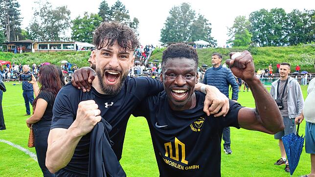 Pure Freude: Ardian Neziri (links) und Oumar Coulibaly vom ESV Südstern Singen, der nach dem 4:1-Sieg gegen den SV Laufenburg in die ...