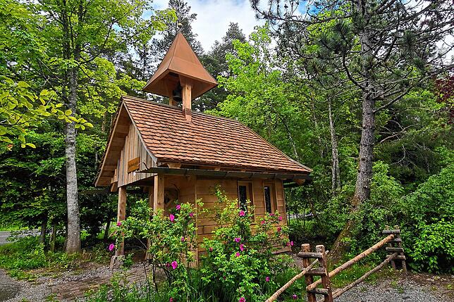 Als sei sie schon immer dagestanden, empfängt die Jakobuskapelle die Besucher an der Landstraße von Peterzell nach Langenschiltach.