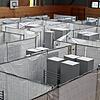 Noch bis Juni 2024 sah es in der Kreissporthalle in Donaueschingen so aus: Der große Bereich ist mit Stellwänden in kleinere ...