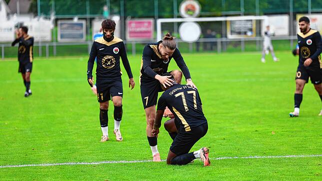 Angedeutete Schuhpflege: Abdoulie Mboob bedankt sich auf seine eigene Weise bei Teamkollege Volkan Bak.