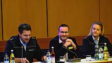 Nicolas Riether, Mark-Oliver Heck und Beatrice Moll, die den Polizeiposten Immenstaad leitet, erläutern im Gemeinderat die Umzugspläne. ...