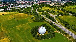 Die Gaskugel im Süden von Villingen mit der Bundesstraße 33, im Hintergrund der Rundling auf dem Kopsbühl.