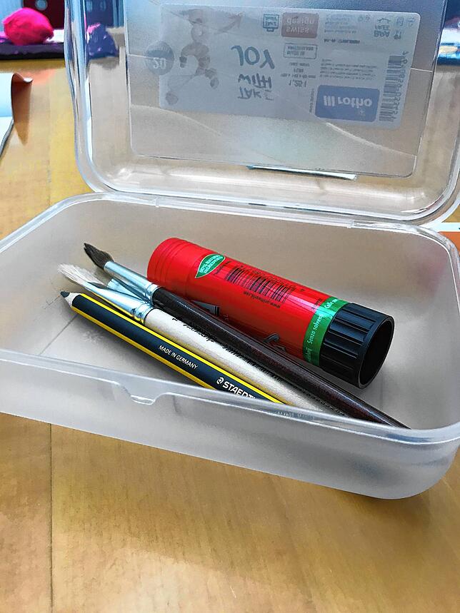 ... wie eine Utensilienbox für den Kunstunterricht.