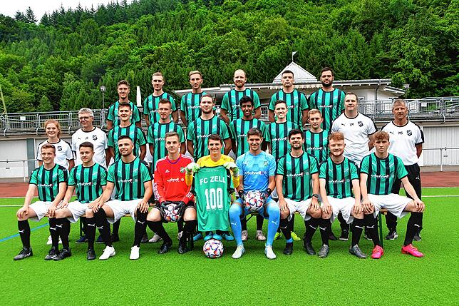 Nostalgie: Der 100 Jahre junge FC Zell präsentiert sich in der Saison 2021/22 mit diesem Team und in Trikots, die jenen aus dem ...