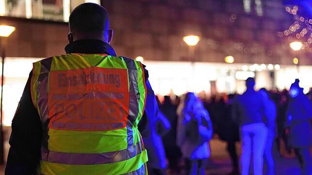 Am Montagabend hatte die Polizei das Geschehen auf dem Augustinerplatz in Konstanz genau im Blick.