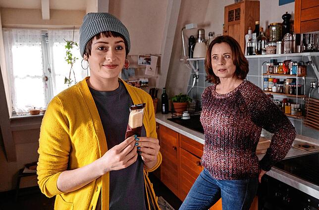 Ein gutes Team: Maren (Inka Friedrich, rechts) und ihre Tochter Amelie (Anouk Elias).