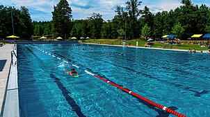 Die Freibadsaison startet. Bei Sommertemperaturen lockt eine Abkühlung wie hier im Villinger Kneippbad im Juli 2022.