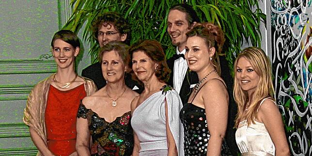 Auch 2007 war Königin Silvia (Mitte) zu Besuch auf der Insel Mainau. Hier posiert sie mit der Grafenfamilie Bernadotte, links neben ihr ...