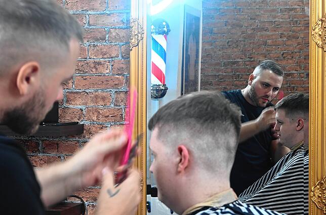 Lukas Püschel bei der Arbeit in Saads Barbershop. Seit sechs Jahren ist er Friseur. Seine Ausbildung hat er begonnen aber wegen zu wenig ...
