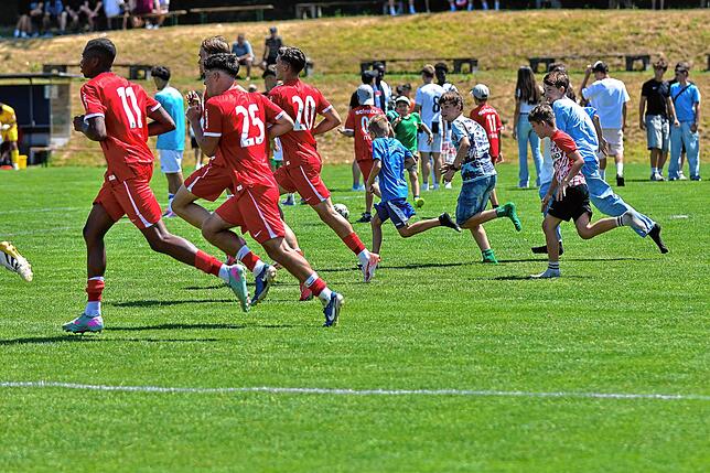 Bild 33: SC Freiburg II gewinnt Test beim FC Erzingen gegen den FC Zürich II mit 6:3 – wir haben Fotos!
