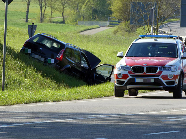 Bei dem Unfall auf der B 27 bei Blumberg-Riedböhringen prallen zwei Pkws aufeinander. Ein Fahrzeug landet an der Böschung in ...
