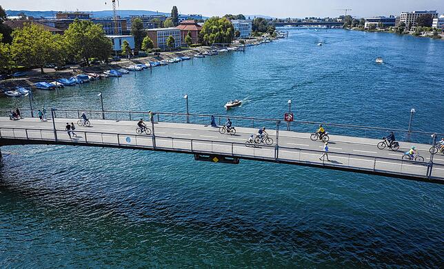 Auch eine separate Fahrradbrücke (ähnlich der bereits bestehenden auf diesem Archivbild) beim Rheinkilometer Null könnte eine Lösung sein.