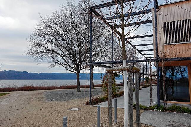 Die mit Kies versehene Fläche vor dem Gebäude könnte zu einem Biergarten werden.