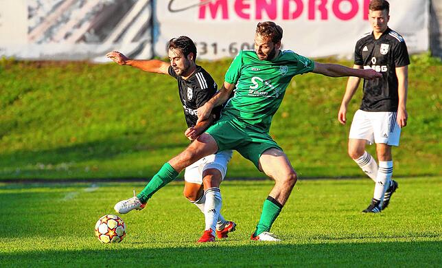 Der Aach-Linzer Marco Raabe (grünes Trikot), hier im Duell mit dem Hilzinger Frank Stark.