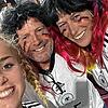 Giulia Gwinn (li.) mit ihren Eltern Florian und Gabi Gwinn und ihren auffälligen Perücken während der EM 2022 in London