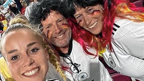 Giulia Gwinn (li.) mit ihren Eltern Florian und Gabi Gwinn und ihren auffälligen Perücken während der EM 2022 in London