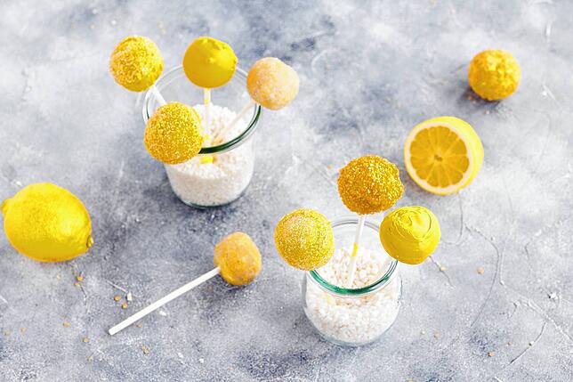 Cake-Pops sind ideale Naschereien für ein Muttertagspicknick.